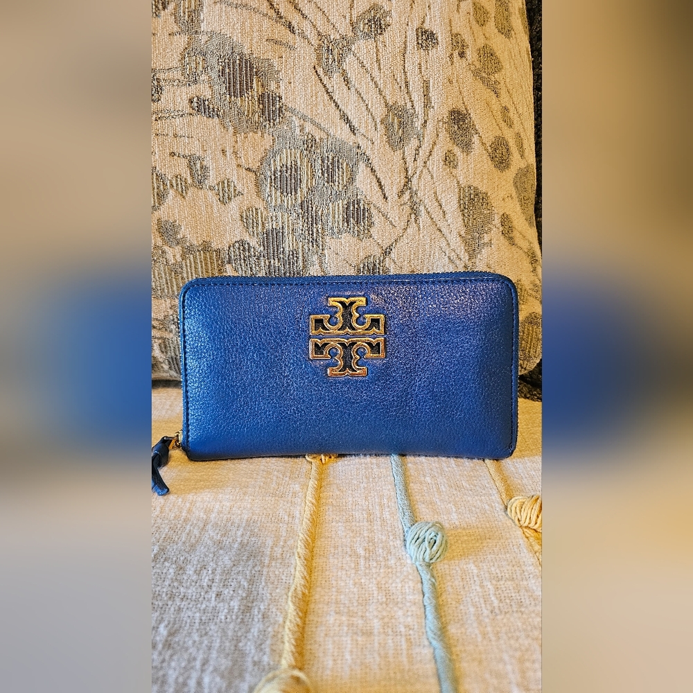 Tory Burch Britten Zip Around Wallet